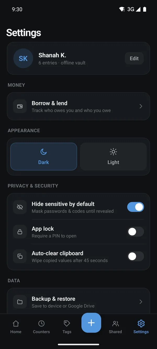 Settings screen with a dark and light theme switch and toggles for hiding sensitive fields, an app lock PIN and auto-clearing the clipboard
